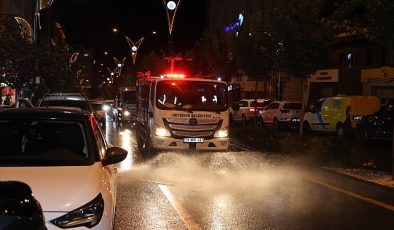 Foşur Foşur yıkanan cadde ve sokaklara gül suyu sıkıldı