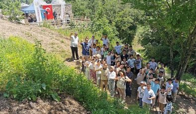 Gölcük Belediyesi tarafından başlatılan çalışma ile yeniden ihya edilerek ilçeye kazandırılan Yukarı Değirmendere’deki tarihi hamam, öğrencileri ağırladı