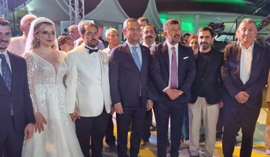 Güzelbahçe Belediye Başkanı Mustafa Günay, CHP Genel Başkanı Özgür Özel’inde katıldığı Melisa Yavaşoğlu ve Gaffar Çiçek’in düğün töreninde nikah şahitliği yaptı