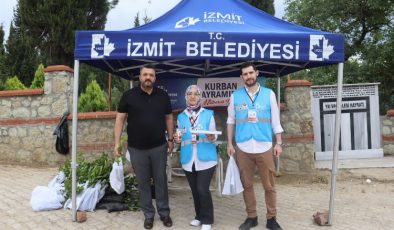 İzmit Belediyesinden mezarlık ziyaretinde bulunan vatandaşlara defne fidesi 