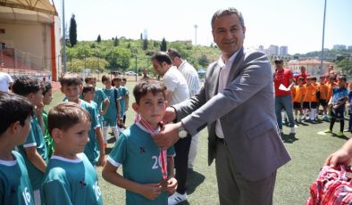 İzmitli gençler kurtuluş coşkusunu futbol şenliğinde doyasıya yaşıyor 