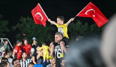 Selçuklu Belediyesi Milli Takımımız 2-1 galip gelerek tur atladığı maçın ardından alanı dolduran binlerce taraftar büyük sevinç yaşadı