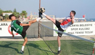 Alanya’da ayak tenisinde 20 takım kıyasıya yarıştı