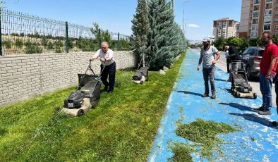 Başkan Büyükkılıç, işçilerle bir araya geldi, çim biçti