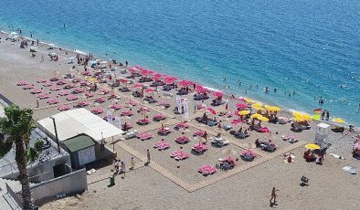 Büyükşehir Belediyesi’nin Konyaaltı Sahili’ndeki ikinci halk plajı hizmette