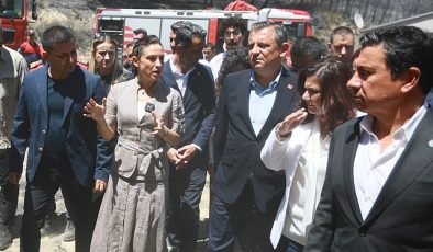 Cumhuriyet Halk Partisi Genel Başkanı Özgür Özel Efes Selçuk’ta çıkan ve 350 hektarlık alanın tahrip olduğu orman yangını sonrasında Arvalya Mevkii Pamucak Bölgesinde incelemelerde bulundu