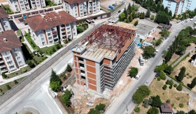 Derince Cemevinde çatı imalatı sürüyor