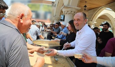 Muharrem ayı sebebiyle Geyve Belediyesi tarafından ilçe sakinlerine bolluk ve bereketin simgesi olan aşure ikram edildi