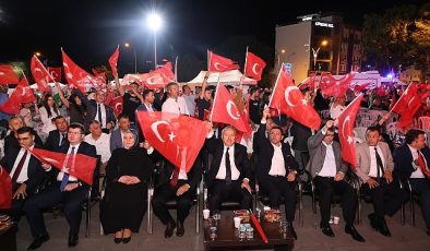 Nevşehirliler 15 Temmuz Demokrasi ve Milli Birlik Günü’nün yıldönümünde 8 yıl önce olduğu gibi yine meydanlarda aynı ruh ve heyecanla bir araya geldi