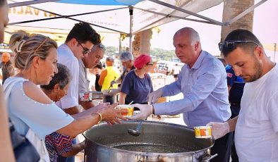 Ayvalık Belediyesi Sosyal Yardım İşleri Müdürlüğü’nce ‘Aşure Günü’ nedeniyle Cumhuriyet Meydanı’nda 4 bin kişiye aşure dağıtıldı