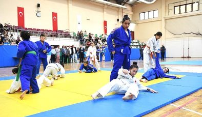 Başkan Aydın, genç judo ve taekwondoculara sertifikalarını verdi