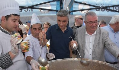 Edremit Belediyesi kentin çeşitli noktalarında aşure hayrı yapıyor