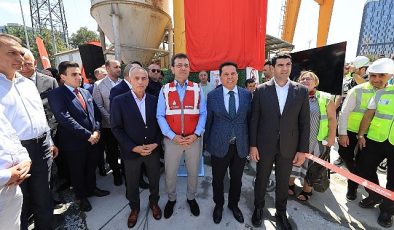 İBB Başkanı Ekrem İmamoğlu, Mahmutbey-Bahçeşehir-Esenyurt Metro Hattı’nda çalışan emekçilerle bir araya gelerek, TBM cihazının ilerlemesine tanıklık etti