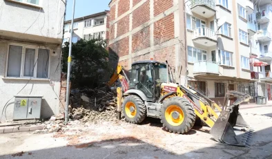 İnegöl’de metruk binalar tek tek yıkılıyor