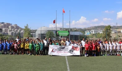 İzmit’te Zafer Bayramı Futbol Turnuvasında minikler sahne aldı