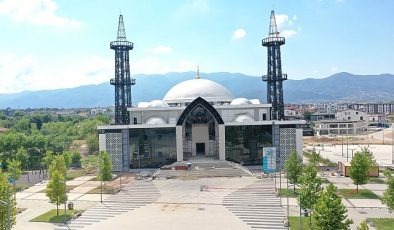 Kartepe Kent Meydanı Camii’nde hummalı çalışma