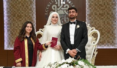 Konya’nın ilk ve tek kadın nikah memuru Esra Solak, Selçuklu Belediyesi Evlendirme Memurluğu’nda görevini başarı ile yürütüyor.