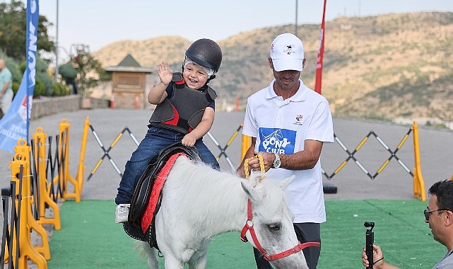 Nevşehir Belediyesi ile Türkiye Jokey Kulübü işbirliğinde düzenlenen ‘Pony Club Şehrinize Geliyor’ isimli proje kapsamında Kayaşehir’de atlara binen çocuklar unutamayacakları bir deneyim yaşadılar