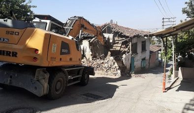 Osmangazi’de bir metruk bina daha yıkıldı