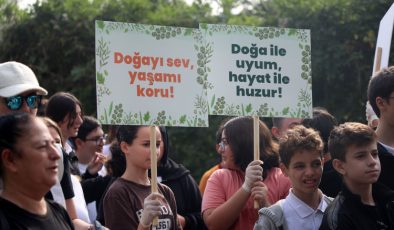 Sakarya'da gençler çöp ve pankartlarla Sapanca Gölü’nden çağrı yaptı