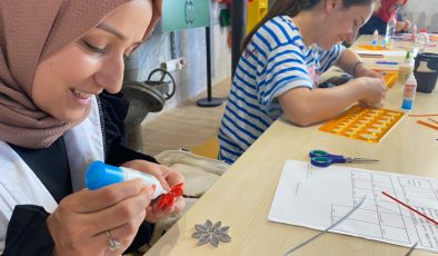 Quilling kâğıtlarını sanata dönüştürdüler