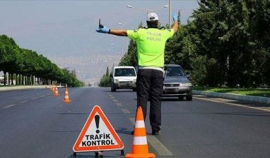 Pendik’te trafik denetiminde sürücülere ceza kesildi