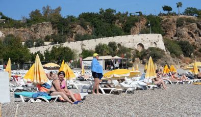 Antalya’nın sabahı kış, öğleni yaz oldu: Tatilciler neye uğradığını şaşırdı