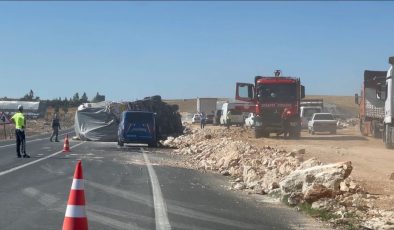 Saman balyası yüklü TIR devrildi