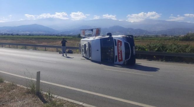 Ambulans ile hafif ticari araç çarpıştı: 3 yaralı