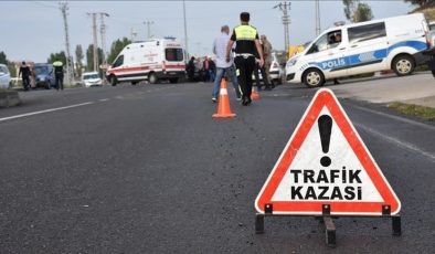 Manisa’da otomobil şarampole devrildi: Üç yaralı