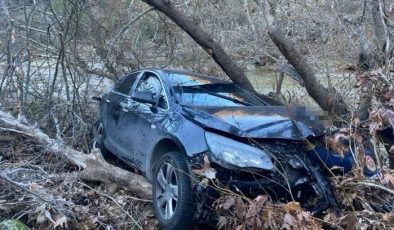 Manisa’da otomobil Gördes Çayına uçtu: 3 yaralı