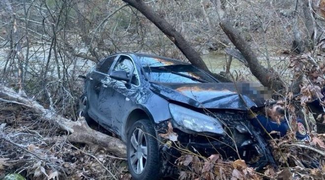 Manisa’da otomobil Gördes Çayına uçtu: 3 yaralı