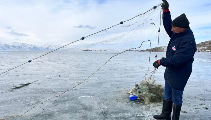 Eskimo usulü balık avı için Çıldır Gölü’ne ilk ağlar atıldı