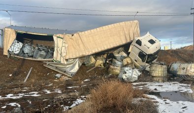 Yollar buz pistine döndü: TIR şarampole devrildi, minibüs yoldan çıktı