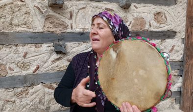 57  yaşında sesi ve ezgileriyle yöre kültürünü yaşatıyor: Torosların “Yaşayan İnsan Hazinesi”